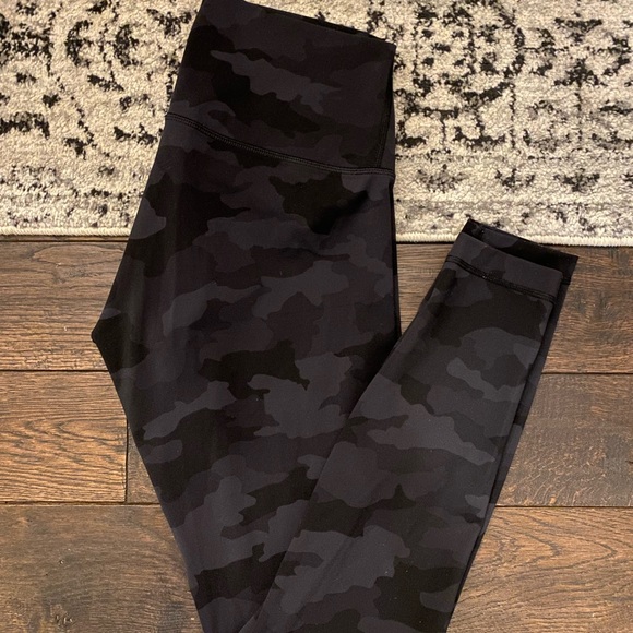 Ladies nearly new Lululemon black heritage camo leggings - Picture 2 of 3